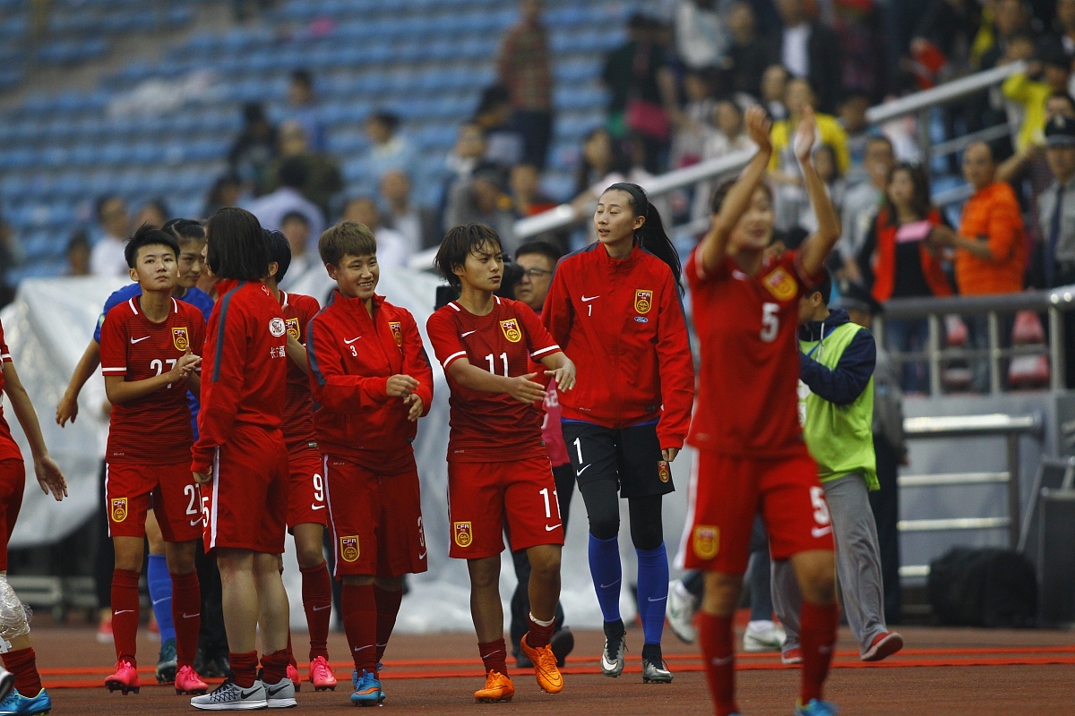 国家女足团结合作，克服艰难取得胜利