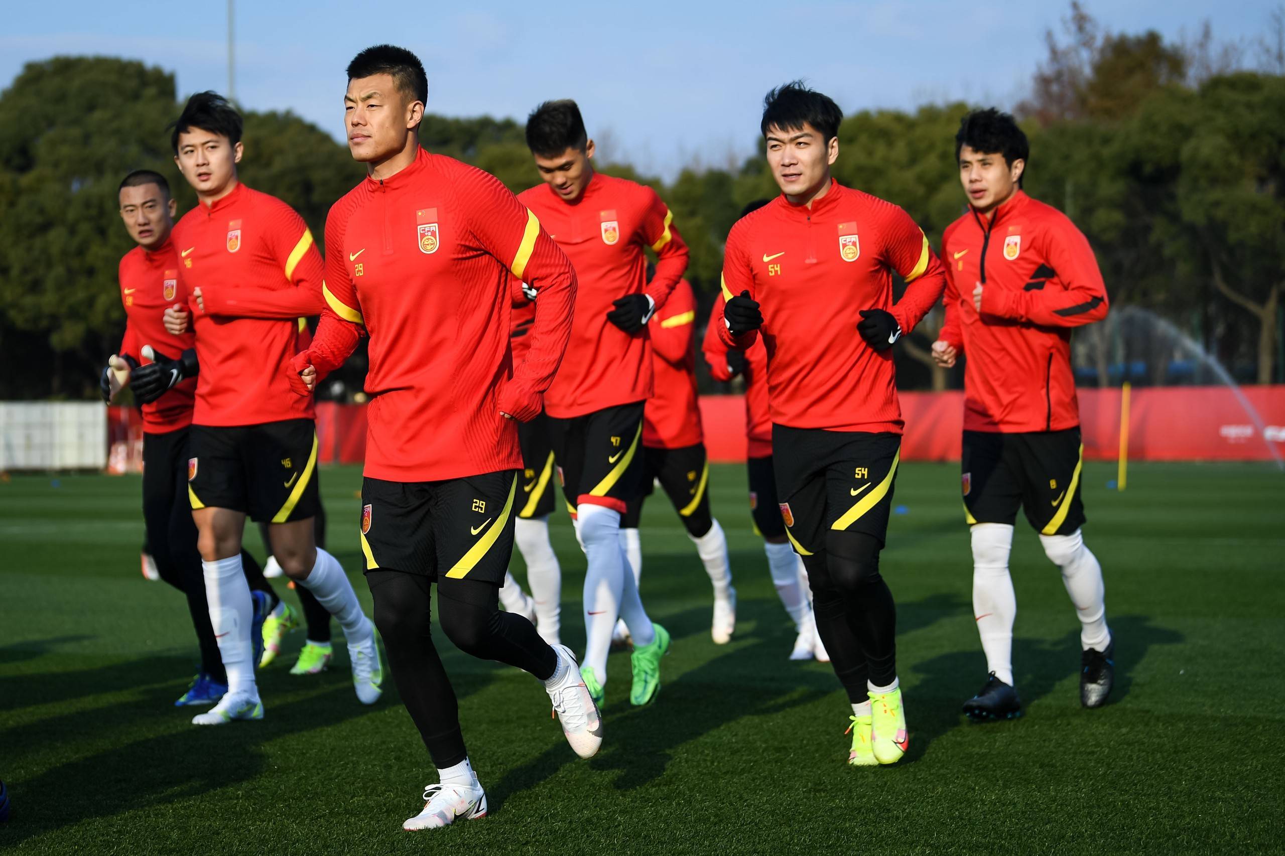 国内足球比赛：年轻球员表现出色