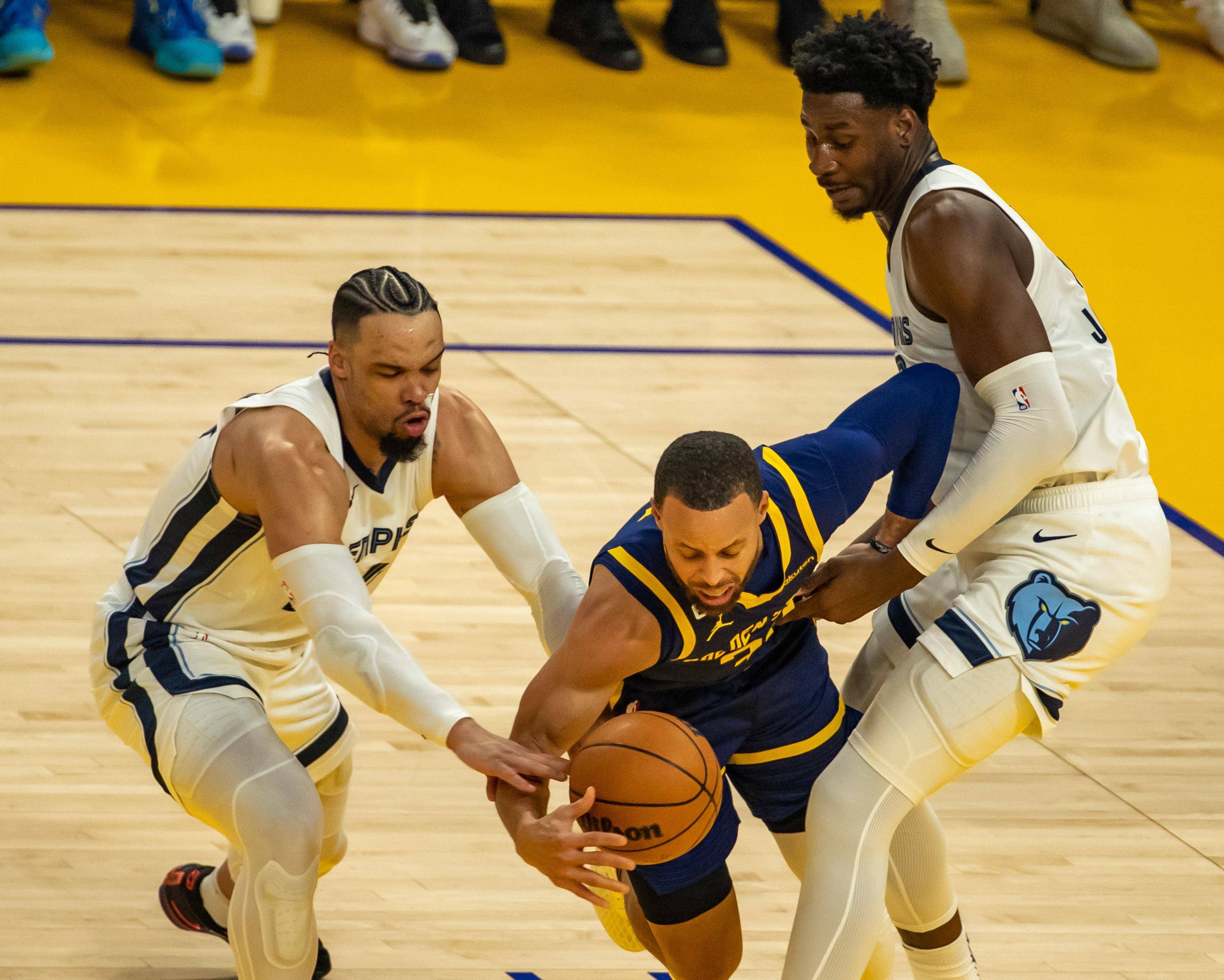 库里重返赛场，出色发挥首场状态出色，美国队观众沸腾！赛场气氛高涨的简单介绍